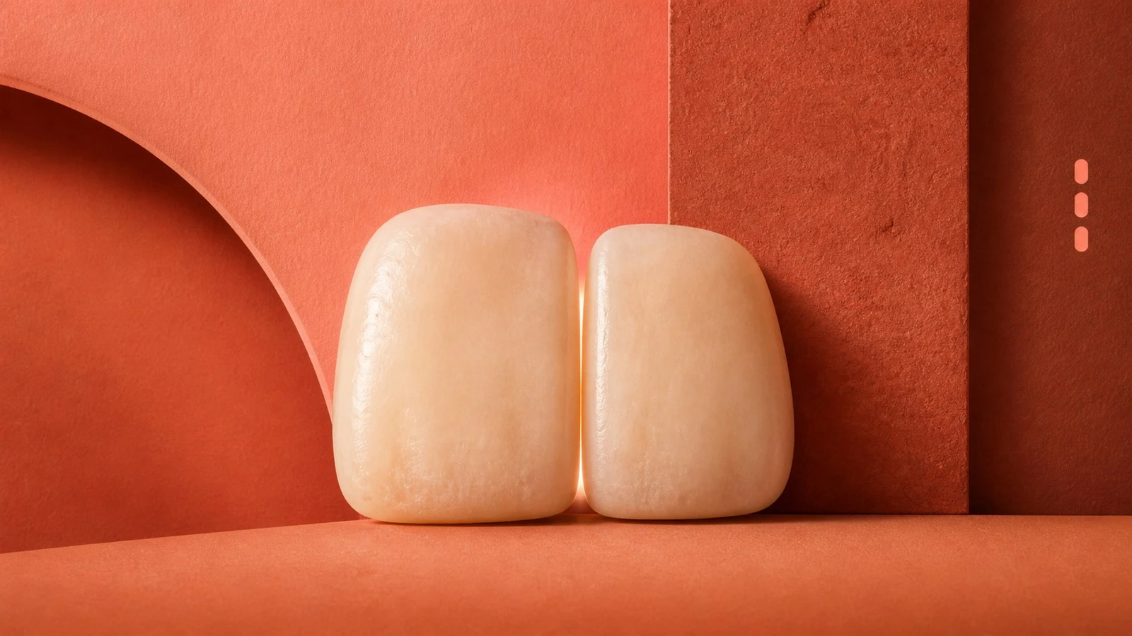 Ilustración conceptual en primer plano sobre el limado dental para alineadores: dos dientes frontales marfil separados por una fina línea melocotón y marcas guía coral